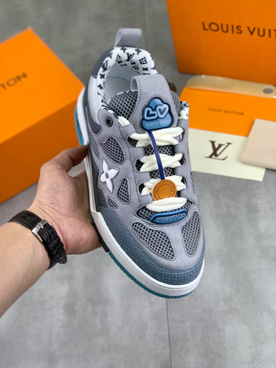 Men's Men's Shoes 💰P660 New The new LV TRAINER series of sneakers are on sale. This LV Trainer sneaker reinterprets Virgil Abloh's classics with nubuck and grained cow leather, and is decorated with Monogram flowers on the rubber outsole of the same color. A deformed Monogram flower occupies the sides, contrasting with the asymmetric Louis and Vuitton logos at the rear. The original version was designed by Virgil Abloh and was inspired by vintage basketball shoes. Featuring LV monograms on the tongue and upper, a scripted Louis Vuitton logo on the sides and a #54 logo on the rear, the rubber outsole features Monogram flowers and continues the comfort of an innovative gel outsole. Comes with original drawer box and complete packaging! Color: 3️⃣colors available